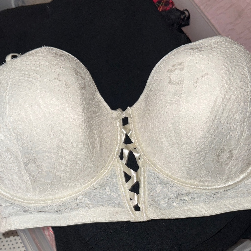 Cacique White Lace Bra can be worn with straps or strapless-in great condition